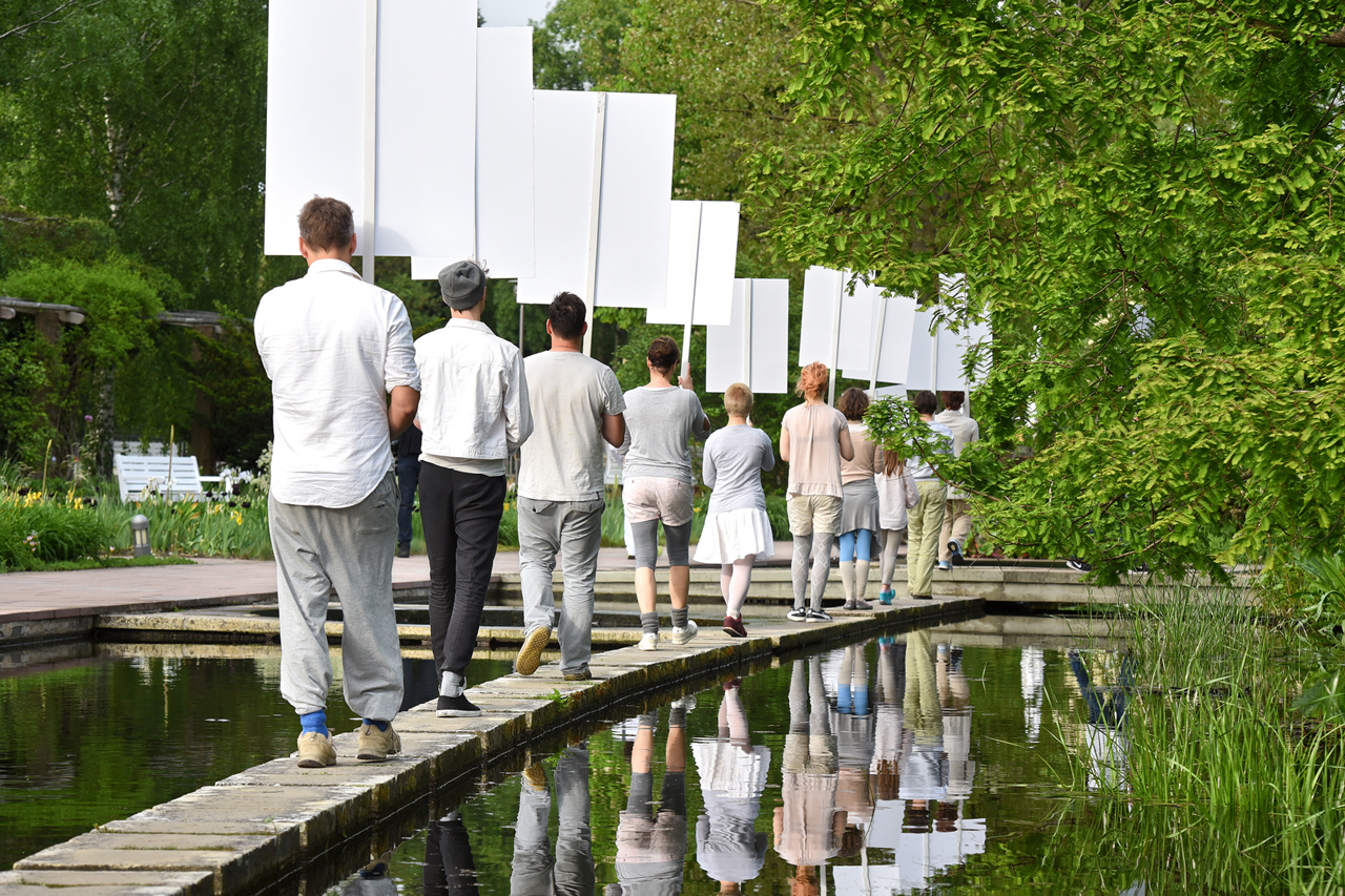 Blank placard dance, replay